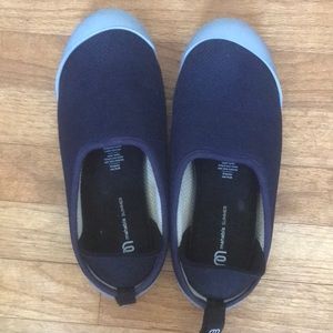 Dark navy blue mahabis slipper with light gray cover